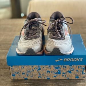 Brooks Adrenaline Running Shoe. Sz 8. Worn once.